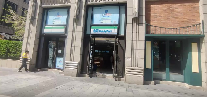 长泰广场写字楼下，全家便利店承租，年租28万，近2号线地铁