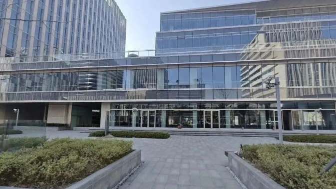 一楼临街，面宽40米，落地窗，无柱，超适合展厅，楼集聚区